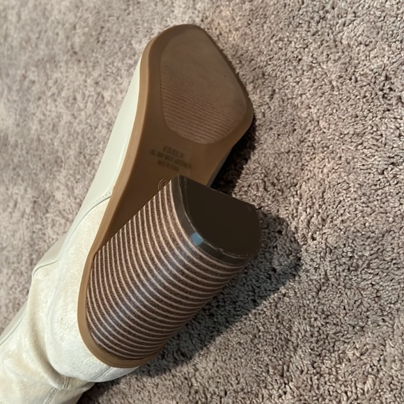 Lulu’s White Shortie Boot - Picture 8 of 8